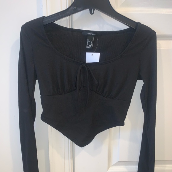 NWT Long Sleeved Knit Crop Top with hem detail - Forever 21 Size Medium in Black - Picture 2 of 3
